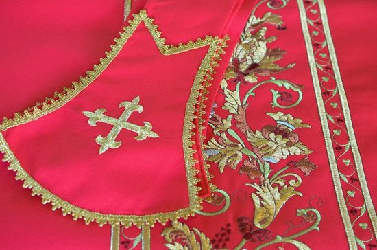 Czerwony ornat rzymski haftowany IHS 