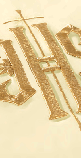 Ecru ornat haftowany z symbolem IHS