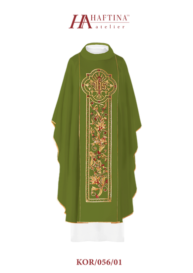 Zielony ornat bogato haftowany z symbolem IHS 