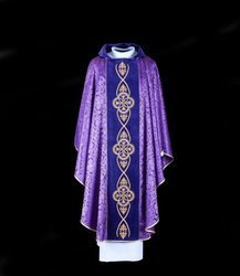 Ornat fioletowy haftowany z kamieniami na aksamitnym pasie
