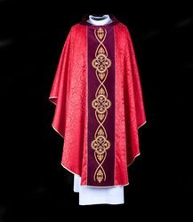 Ornat czerwony haftowany z kamieniami na aksamitnym pasie