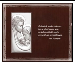 Srebrny obrazek z wizerunkiem Św. Rodziny na brązowym prostokątnym panelu z cytatem