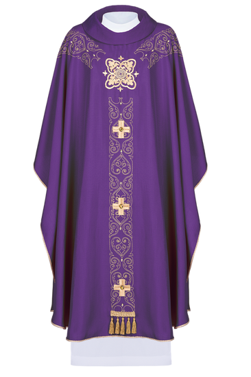 Fioletowy ornat bogato haftowany zdobiony kamieniami 