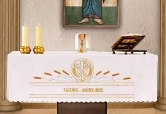 Obrus ołtarzowy z haftem czołowym z motywem PX : "Venire - Adoremus"