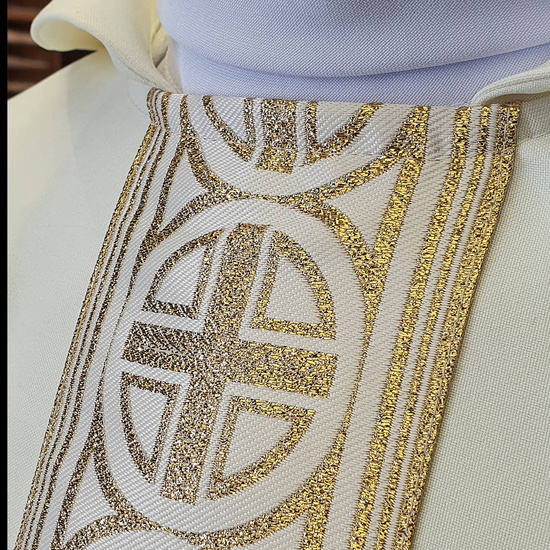 Ornat ecru ze złotym pasem