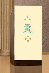 Serweta na lektorium haftowana z motywem maryjnym