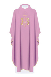 Różowy ornat haftowany z symbolem IHS