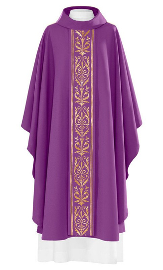 Fioletowy ornat liturgiczny zdobiony haftowanym pasem 