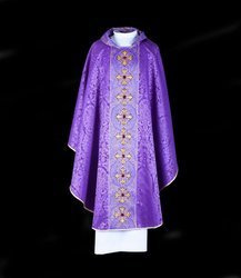 Ornat fioletowy haftowany z kamieniami