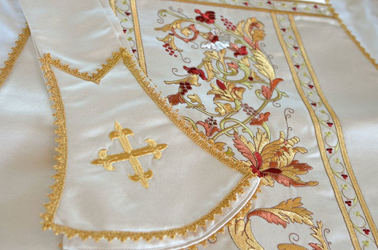 Ecru ornat rzymski bogato haftowany z symbolem kielicha eucharystycznego 