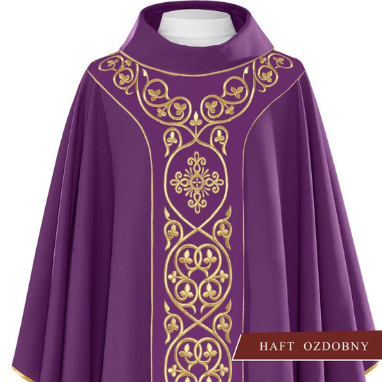 Fioletowy ornat liturgiczny zdobiony haftem na aksamicie  