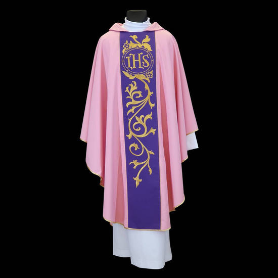 Ornat różowy ze złotym haftem IHS