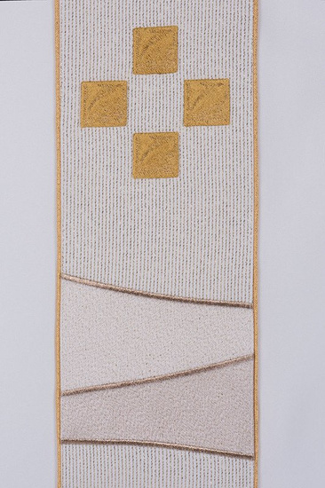 Ecru ornat ze specjalnej tkaniny 