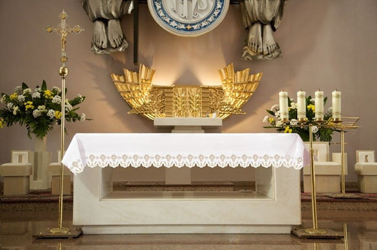 Obrus ołtarzowy z haftem czołowym IHS z krzyżem