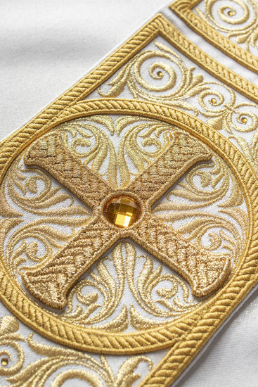 Ornat złoty bogato haftowany dekorowany kamieniami