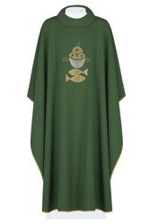 Zielony ornat haftowany z motywem kielicha. chleba i ryb