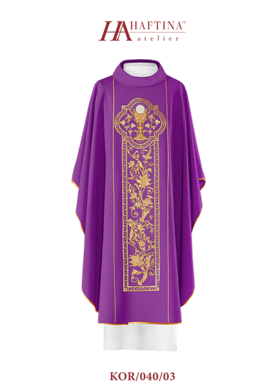 Fioletowy ornat haftowany z symbolem kielicha eucharystycznego 