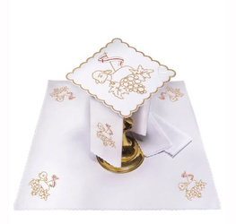 Bielizna kielichowa haftowana Baranek