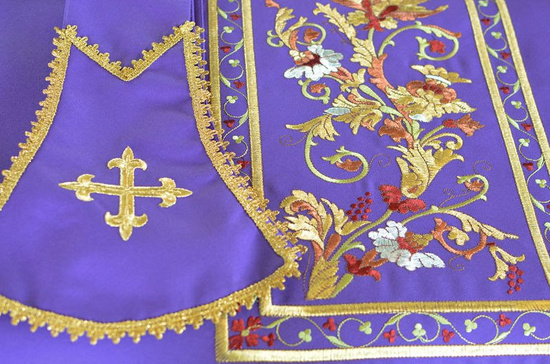 Fioletowy ornat rzymski bogato haftowany z symbolem kielicha eucharystycznego 