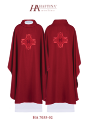 Czerwony ornat haftowany z symbolem krzyża