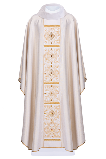 Złoty ornat haftowany na pasie bogato dekorowany kamieniami 