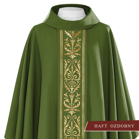 Zielony ornat liturgiczny zdobiony haftowanym pasem 