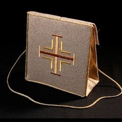 Bursa haftowana złota z krzyżem jerozolimskim