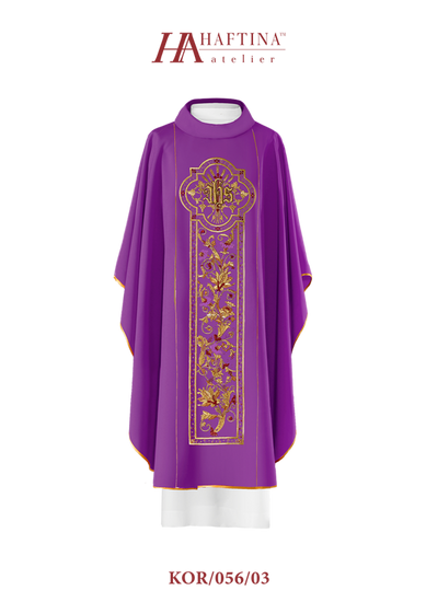 Fioletowy ornat bogato haftowany z symbolem IHS 
