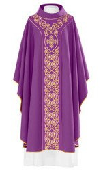 Fioletowy ornat liturgiczny zdobiony haftem na aksamicie  