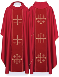 Ornat czerwony z krzyżami jerozolimskimi na aksamitnym pasie