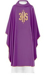 Fioletowy ornat haftowany z symbolem IHS