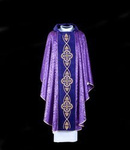 Ornat fioletowy haftowany z kamieniami na aksamitnym pasie