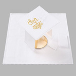 Bielizna kielichowa ołtarzowa wykończona koronką biały krzyż IHS złoty