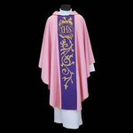 Ornat różowy ze złotym haftem IHS