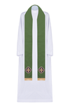 Zielona stuła kapłańska haftowana zdobiona kamieniami fasetowanymi i zakończona frędzlami