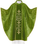 Zielony ornat zdobiony haftowanym pasem