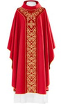 Czerwony ornat liturgiczny zdobiony haftem na aksamicie 