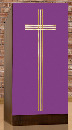 Serweta na lektorium haftowana z dużym krzyżem