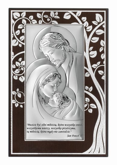 Srebrny obrazek z wizerunkiem Św. Rodziny z cytatem na brązowym drewnie, z drzewem w tle