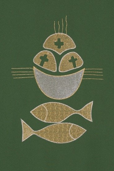Zielony ornat haftowany z motywem kielicha. chleba i ryb