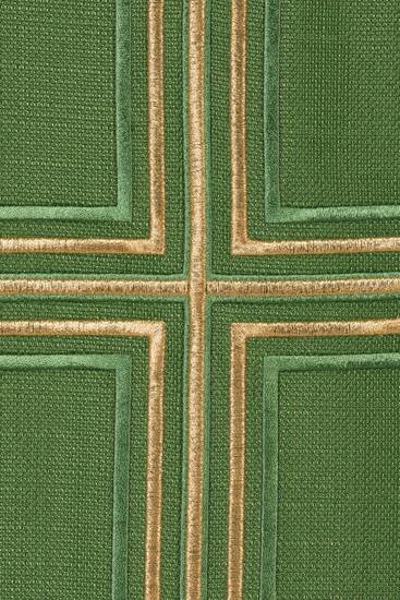 Zielony ornat haftowany z symbolem krzyża