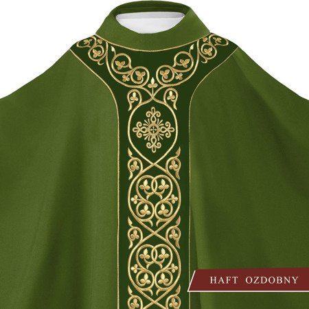 Zielony ornat liturgiczny zdobiony haftem na aksamicie