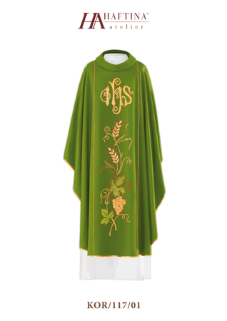 Zielony ornat na pasie haftowany symbolem IHS i motywami kłosów i winogron 